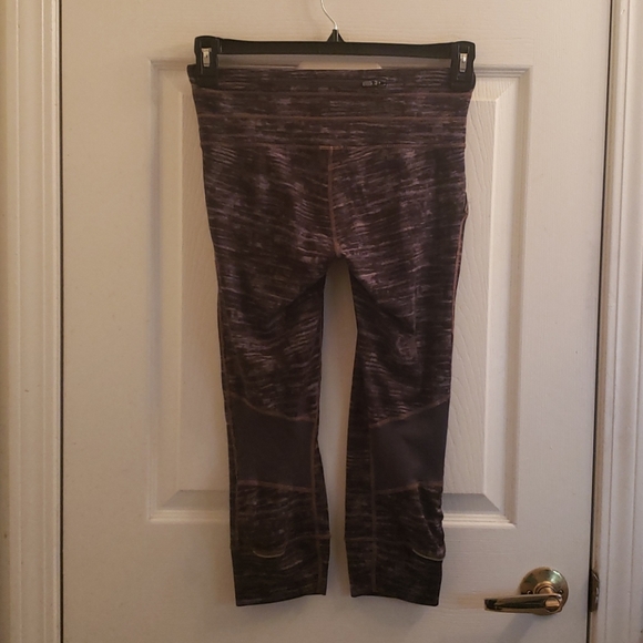 Athleta Gray Camo Capris Size XS - Picture 3 of 8